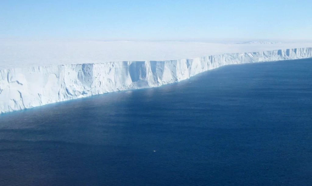 Παγκόσμια ανησυχία: Γιγάντια τρύπα εντοπίστηκε μέσα σε παγετώνα της Ανταρκτικής (βίντεο)